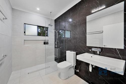 Ένα μπάνιο στο 7 Pine Court