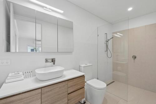 Ένα μπάνιο στο Sandy Toes - Walk to Beach, Pet Friendly, Stylish