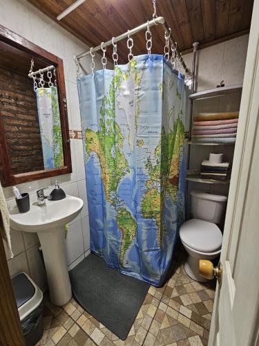 a shower curtain with a map of the world at Hostal Sol y Luna - Descanso a 10 min del aeropuerto & Desayuno Incluido in Santiago