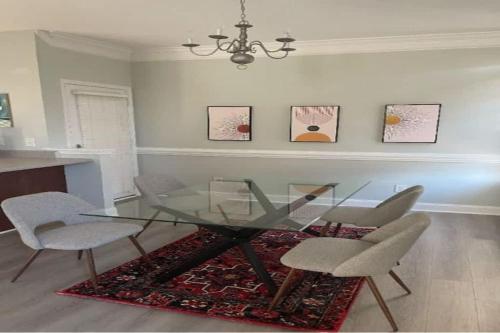 Posezení v ubytování Cozy Corner Townhome