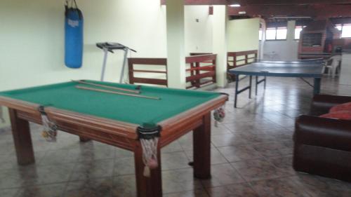 una camera con tavolo da biliardo di Pousada Peruíbe Praia a Peruíbe
