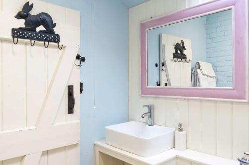 Koupelna v ubytování Ian's Cottage, Wedmore - country cottage for two