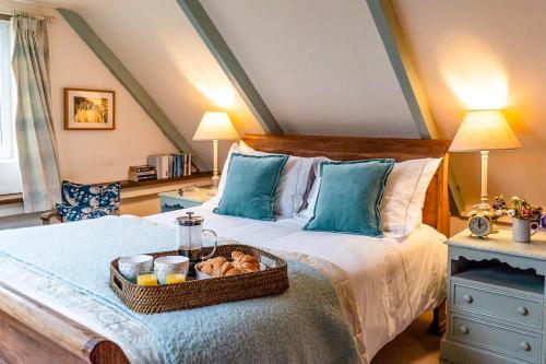 Postel nebo postele na pokoji v ubytování Ian's Cottage, Wedmore - country cottage for two