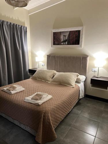 een slaapkamer met een bed met twee handdoeken erop bij Modern apartment in Azul in Azul