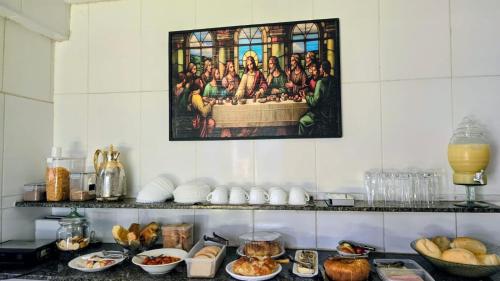 een schilderij van de lofzang van de wijzen op een muur bij CASA HOTEL PIRACICABA in Piracicaba