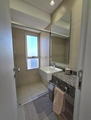 アスンシオンにあるDpto en Barrio Las Lomas 4Dの洗面台と鏡のあるバスルーム