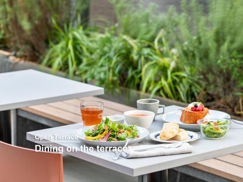 a table with two plates of food and drinks on it at sequence SUIDOBASHI - Tokyo in Tokyo