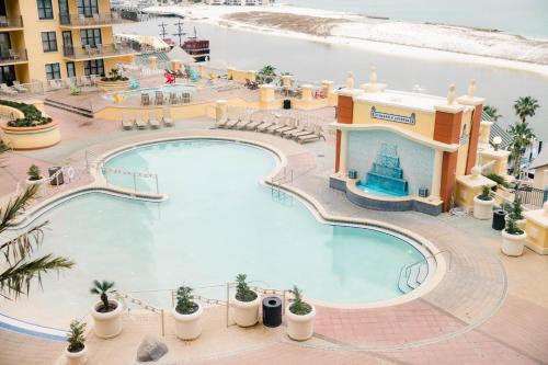 een uitzicht op een zwembad in een resort bij Harbor Suites at Harborwalk Village in Destin