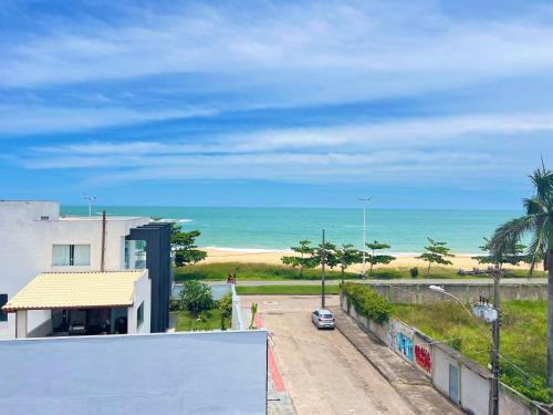 een uitzicht op het strand vanuit een gebouw bij VISTA PARA MAR - Guarapari ES in Guarapari