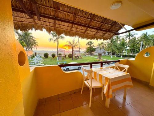 a dining room with a table and a view of the ocean at BEACH HOTEL INES en Zicatela in Brisas de Zicatela