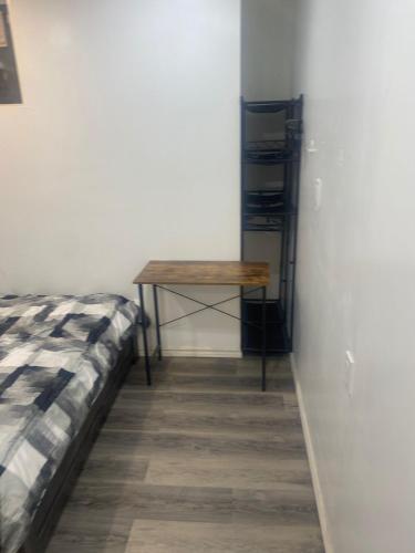 een slaapkamer met een tafel en een bed in een kamer bij Private Room In Cambridge B13 in Cambridge