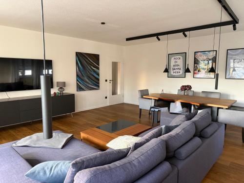 トラウンシュタインにあるTS-Ludwigのソファとテーブルのあるリビングルーム