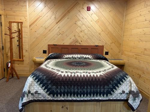 Postel nebo postele na pokoji v ubytování Cedar Studio at Pine Cone Lodge