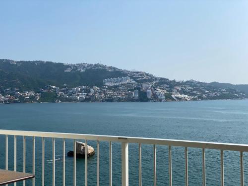 a view of the water from a balcony at Suite Frontal a Pie de Playa con Terraza Panorámica in Acapulco