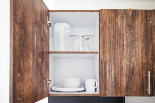 un armadio in legno con piatti e stoviglie di Miraflores a Cali