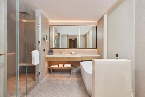 Ένα μπάνιο στο Courtyard by Marriott Jiuzhaigou