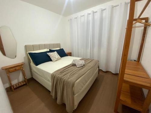 Een bed of bedden in een kamer bij Conforto e aconchego em São João del-Rei