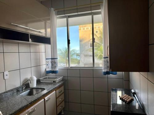 Kuchyň nebo kuchyňský kout v ubytování PRAIA DE 4 ILHAS Apartamento 2 Quartos 50M da Praia Com Vista