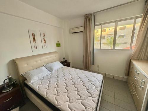 Postel nebo postele na pokoji v ubytování PRAIA DE 4 ILHAS Apartamento 2 Quartos 50M da Praia Com Vista