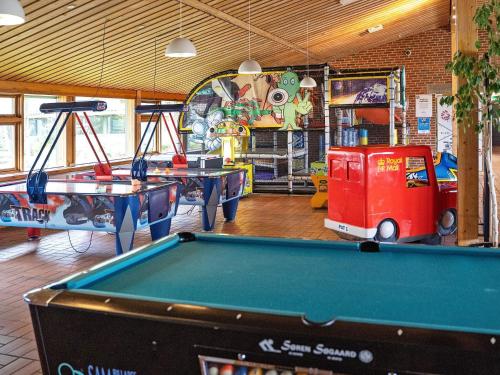 a play room with a pool table and a arcade at Type2 holiday home in Hanstholm in Hanstholm