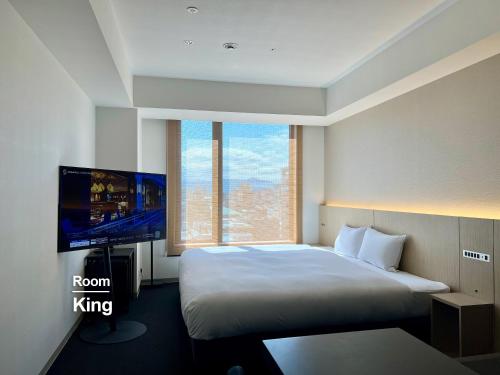 京都sequence KYOTO GOJO的一间配有床和平板电视的酒店房间