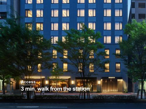 京都sequence KYOTO GOJO的一栋建筑，上面写着“从车站步行几分钟即可到达”