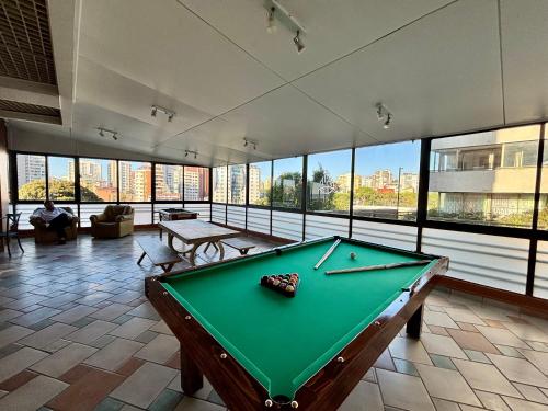 Una mesa de billar en LRH Viña del Mar and Convention Center