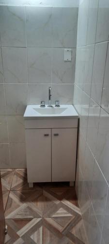 a bathroom with a sink and a tiled wall at La curva del molino in Villa Parque Siquiman