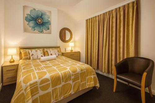 un dormitorio con una cama y una silla en Platt Bridge Contractor Stays-One Bedroom house, en Abram