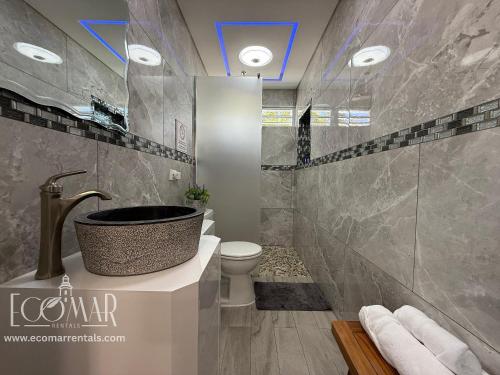 Ένα μπάνιο στο EcoMar Rentals Casa:, Naturaleza, Piscina & Playa
