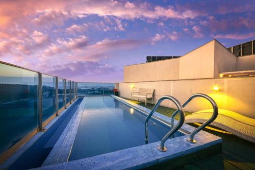 ein Schwimmbad auf dem Dach eines Gebäudes in der Unterkunft Seogwipo Dawa Pool Villa Pension in Seogwipo