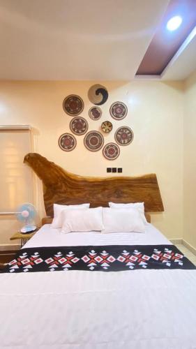カドゥナにあるHaybroのベッドルーム1室(壁に皿を敷いたベッド1台付)