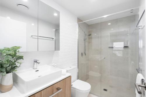une salle de bain avec un lavabo, des toilettes et une douche dans l'établissement New waterview two bedrooms, à Gold Coast