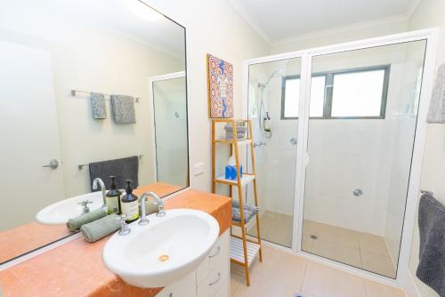 ein Badezimmer mit Waschbecken und Dusche in der Unterkunft Melaleuca Lookout - Pet Friendly in Point Lookout