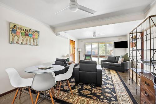 Coastal Comfort - Peaceful 2BR stay in old Torquay
