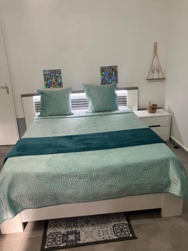 Ένα ή περισσότερα κρεβάτια σε δωμάτιο στο Tilys house