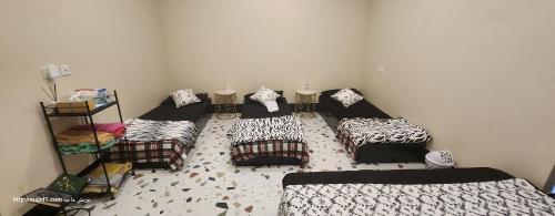 As Suwayqにあるعريش ماجد بيت بالكامل Full Houseの部屋にベッドが3つある部屋