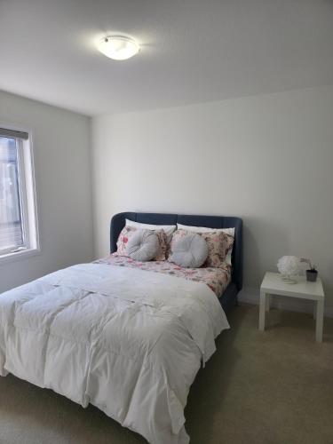 Ένα ή περισσότερα κρεβάτια σε δωμάτιο στο Modern Stylish Cozy Home Balcony Wifi