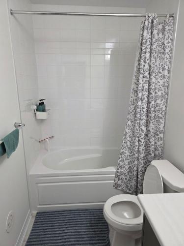 Ένα μπάνιο στο Modern Stylish Cozy Home Balcony Wifi