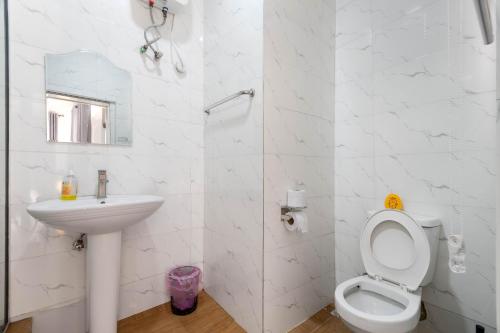 Ванная комната в Oniru VI BR 3BA - Spacious, Fast Wifi, Pool, Free Parking