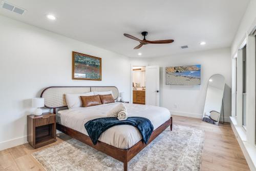 a bedroom with a bed and a ceiling fan at The Goph Getaway 4B 2B Duplex KING Pet Friendly in Richardson
