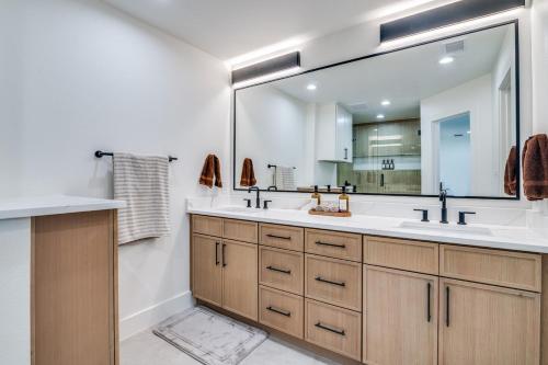 a bathroom with two sinks and a large mirror at The Goph Getaway 4B 2B Duplex KING Pet Friendly in Richardson