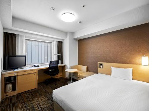 仙台仙台大和鲁内酒店的一间配有床和书桌的酒店房间