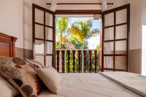 - une chambre avec un lit et une fenêtre ouverte dans l'établissement Pousada Portal da Serra, à Campos do Jordão