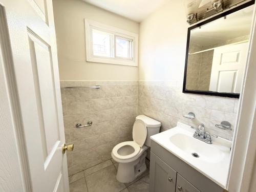 Koupelna v ubytování Luxury 3BR 2BA Retreat NYC Getaway Free Parking