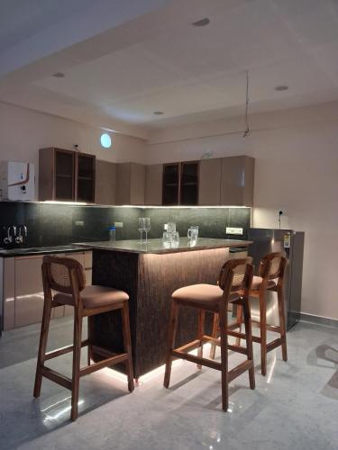 Η κουζίνα ή μικρή κουζίνα στο Luxury Penthouse - Forest View, Bar & Gazebo