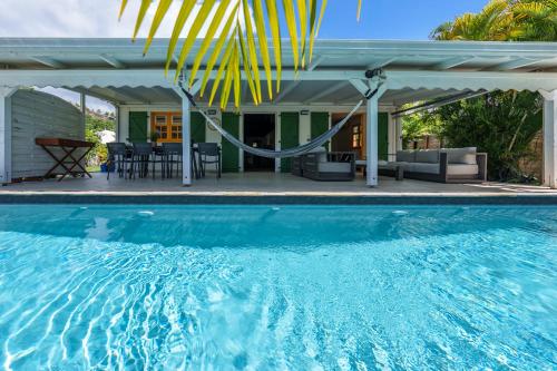 Bazén v ubytování Villa La Tapatia nebo v jeho okolí