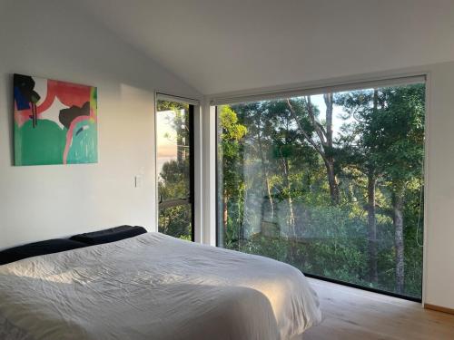 Voodi või voodid majutusasutuse Spacious tree house with stunning harbour views toas