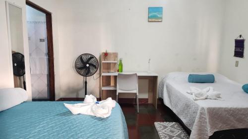 ApanecaD Origen House APANECA的一间卧室配有两张床、一张桌子和闹钟