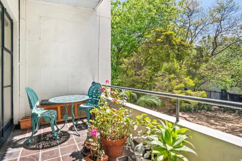 Sunny 1-Bed with Parking near Arts Precinct
